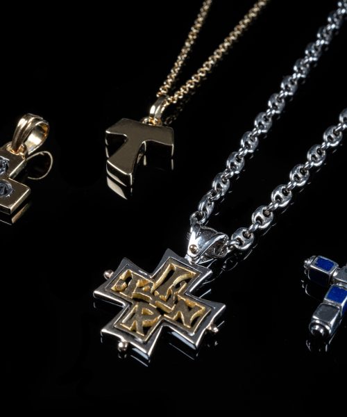 CI 332 Croce "Dio vita" in oro giallo e bianco con incisione, CI 483 Croce Tau in oro bianco, CI 1064 Croce Inri in oro giallo e bianco con incisione, CI 656 Croce a dadi ruotanti in oro bianco e smalto